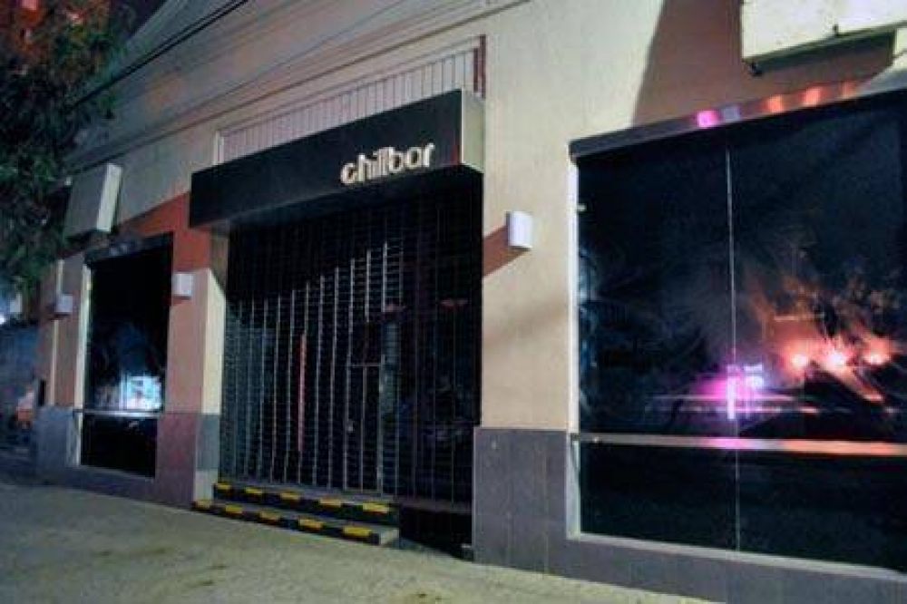 Salvaje paliza recibi� un joven a la salida de Chill Bar