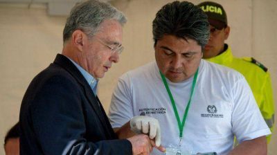 Uribe: "Hoy votamos contra el castro-chavismo que algunos quieren traer a Colombia"