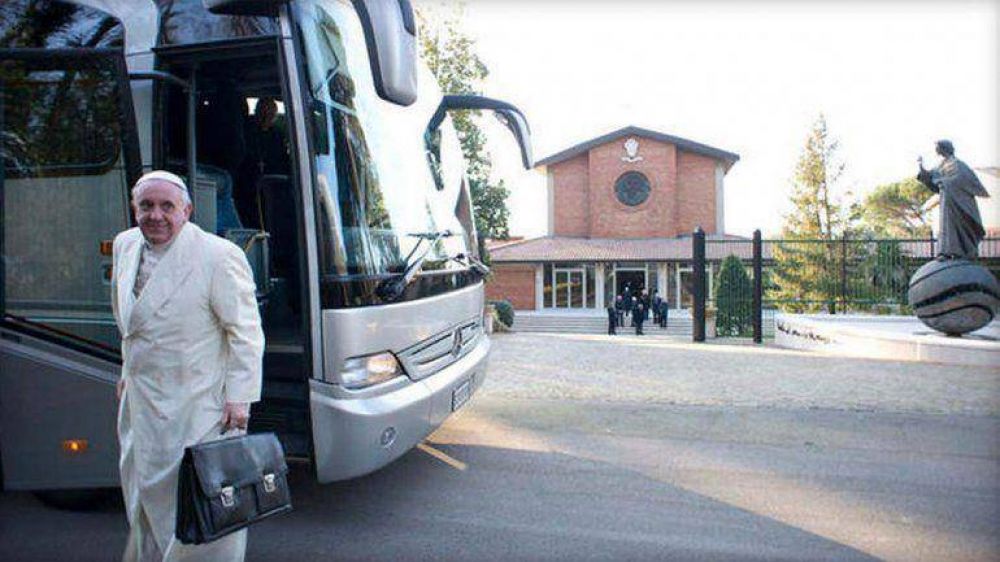 En micro, el papa Francisco lleg� a un retiro espiritual