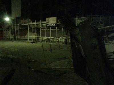 Se desprendi� una estructura tubular de un edificio en construcci�n