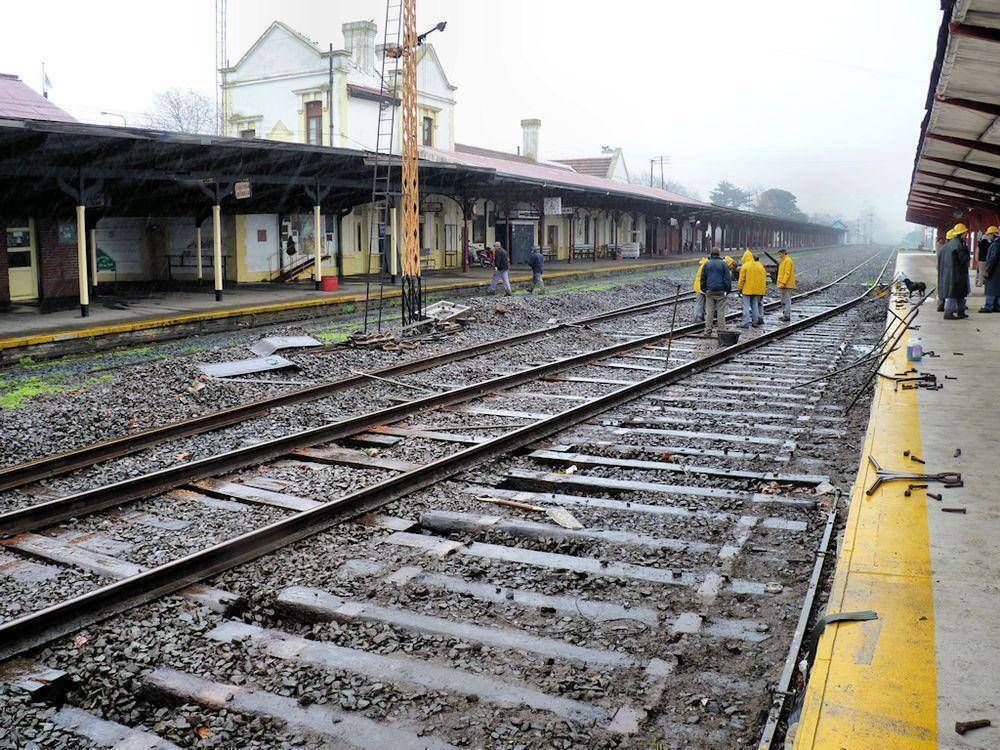 Tragedia en las v�as: joven motociclista falleci� arrollado por locomotora