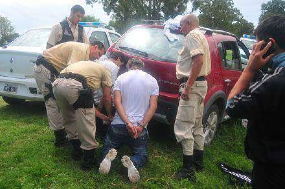 Operativo cerrojo: detienen a tres j�venes por el robo de un auto en plena ruta