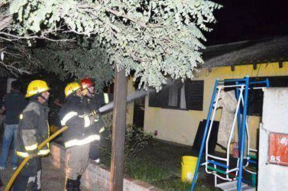 Da�os parciales por un incendio en Victorica