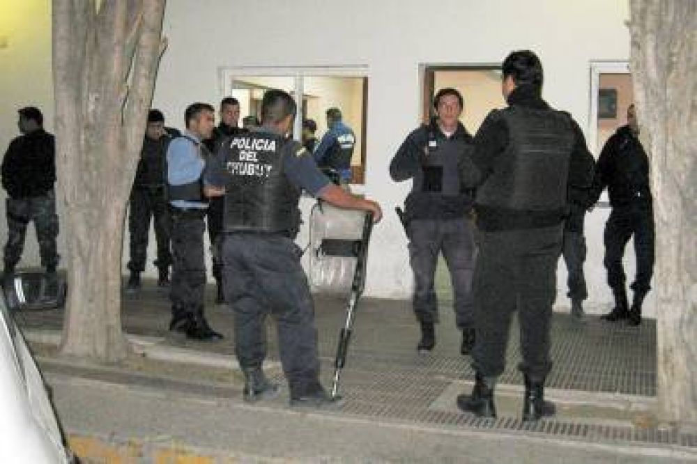 Asesinaron a balazos a dos hermanos y vecinos atacan a la polic�a y rompen ambulancia