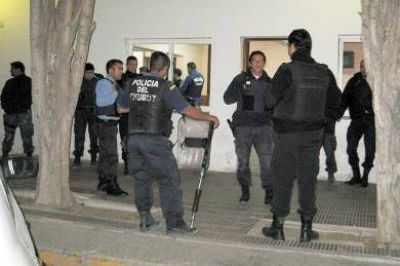 Asesinaron a balazos a dos hermanos y vecinos atacan a la polic�a y rompen ambulancia