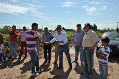 PAREDES URQUIZA ENTREG� AYUDA ECON�MICA A POLIC�AS PARA LA CONSTRUCCI�N DE VIVIENDAS