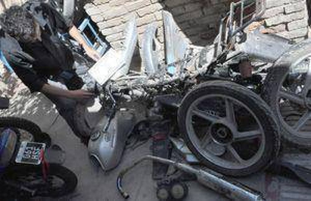 Desarmaban una moto y al ver polic�as, huyeron