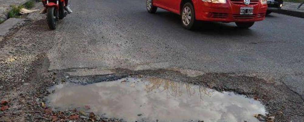 Pese a millonarios bacheos, abundan los pozos