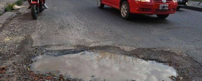 Pese a millonarios bacheos, abundan los pozos