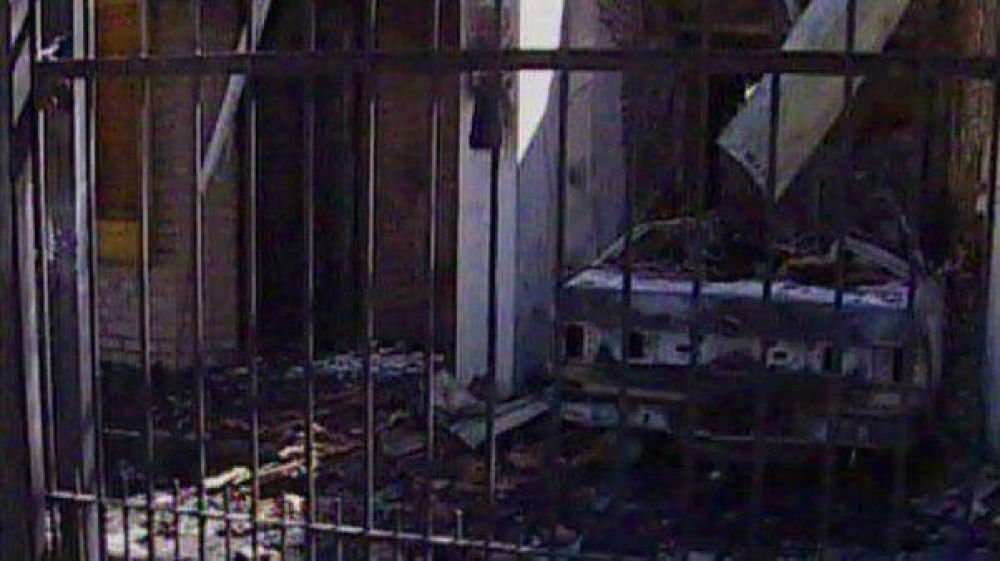 Locura pasional en Castelar: el ex le prendi� fuego el auto y la casa