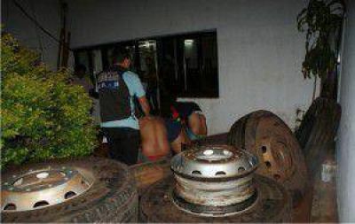 Desbarataron una banda que se dedicaba a robar cubiertas de camiones en la zona centro