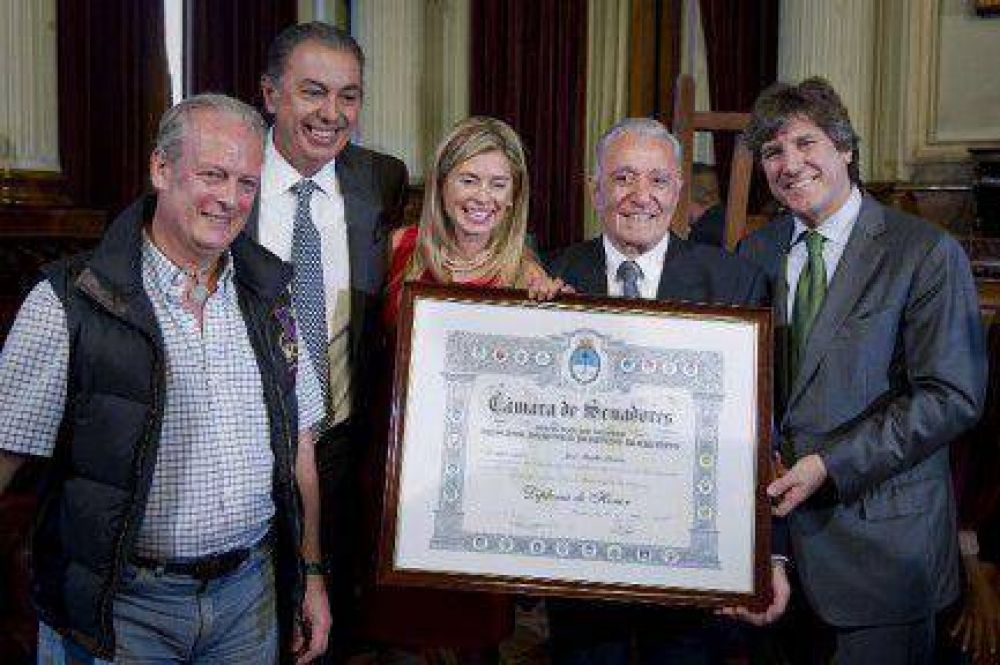 El Senado le entreg� a �Pepe� Santa Mar�a la Menci�n de Honor