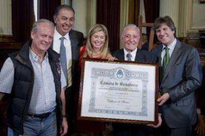 El Senado le entreg� a �Pepe� Santa Mar�a la Menci�n de Honor