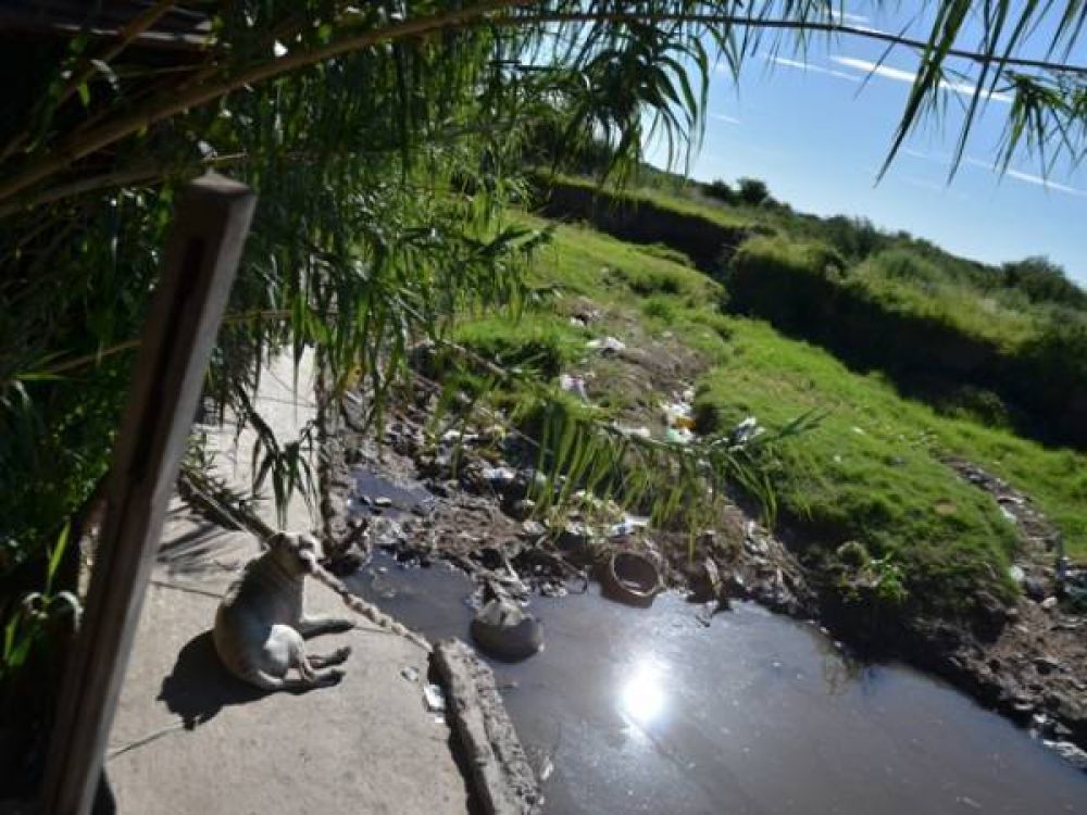 Vecinos del Aeroferro reclaman al Municipio que entube el canal