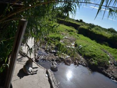 Vecinos del Aeroferro reclaman al Municipio que entube el canal