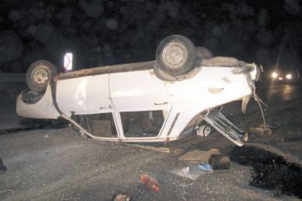 Tres heridos en choque y vuelco cerca de acceso a Trelew