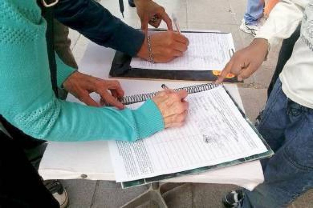 La Asamblea por el Agua junta firmas para declarar al agua un derecho humano