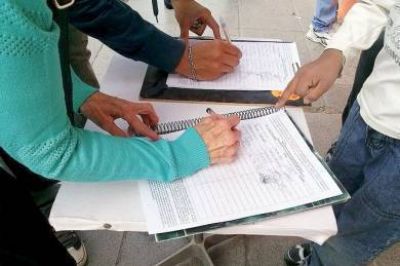 La Asamblea por el Agua junta firmas para declarar al agua un derecho humano