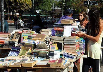 Comenz� la tradicional feria de libros usados frente a la Catedral