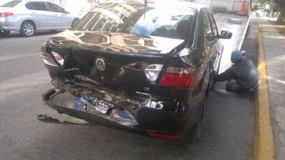Buscan a los responsables de destruir un VW Voyage cero kil�metro