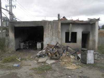 Principio de incendio en una casa abandonada
