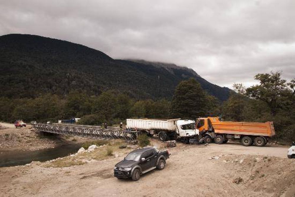 Choque frontal entre dos camiones en la ruta Siete Lagos