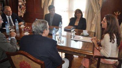 La gobernadora recibi� la visita de directivos del ISSPSE