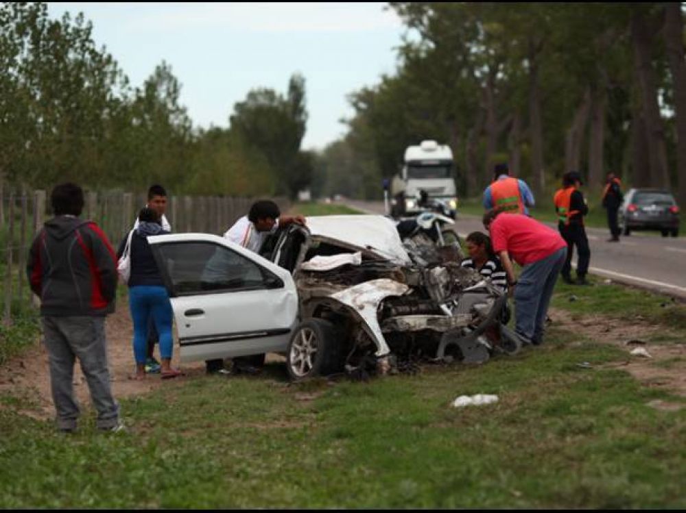 Un joven qued� en grave estado tras un choque frontal en la Ruta 143