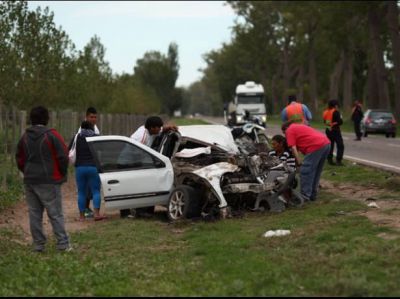 Un joven qued� en grave estado tras un choque frontal en la Ruta 143