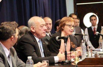 Pese a la oposici�n pol�tica, R�os present� el Proyecto de Reforma Constitucional