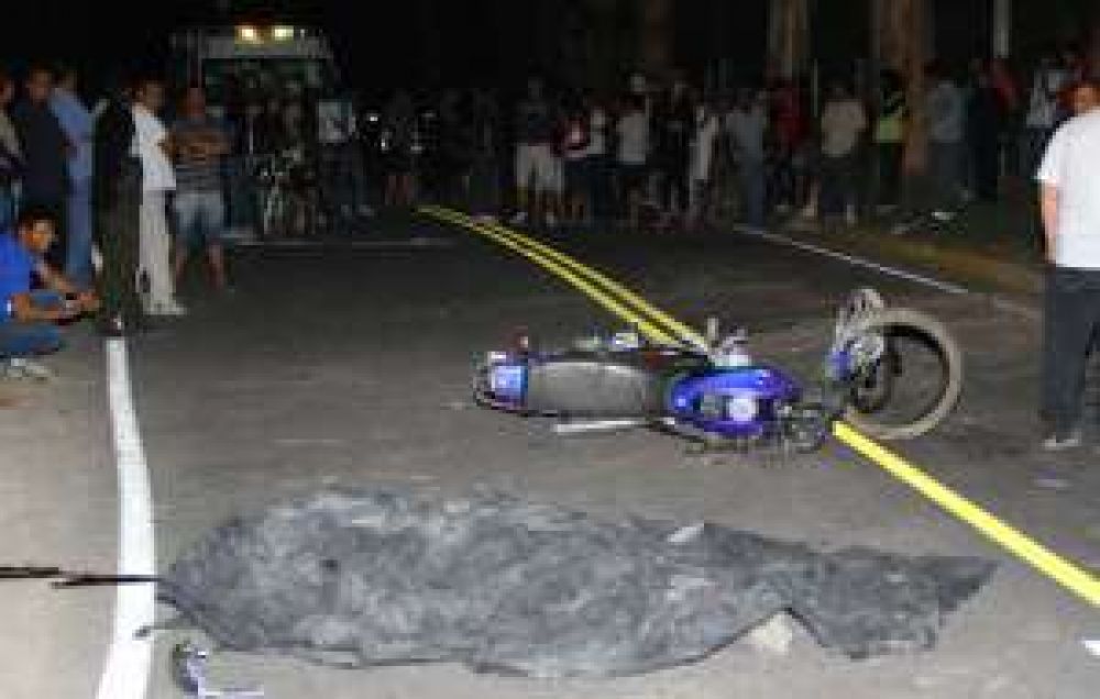 Sin casco, un jornalero se estrell� en su moto y muri�