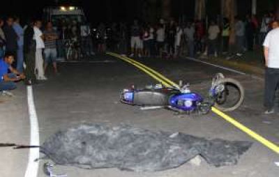Sin casco, un jornalero se estrell� en su moto y muri�