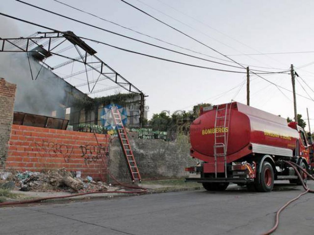 Ardi� un dep�sito de botellas