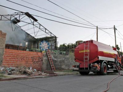 Ardi� un dep�sito de botellas