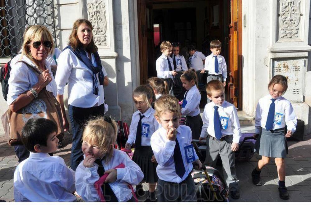 La secundaria arranc� solo en escuelas privadas