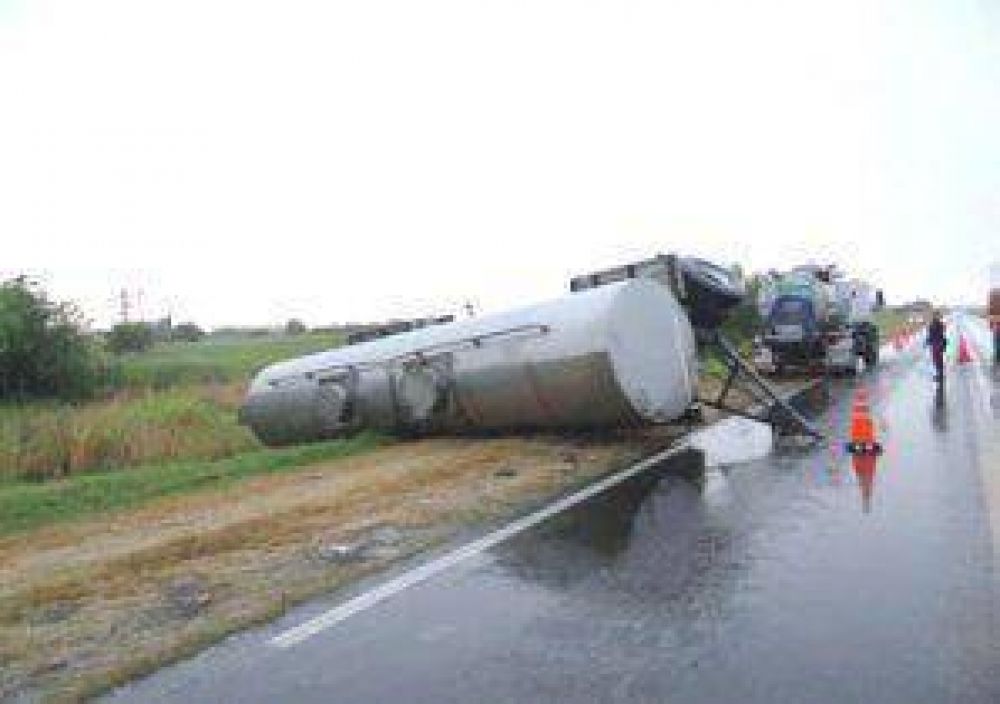 Dos camiones volcaron y un chofer result� herido
