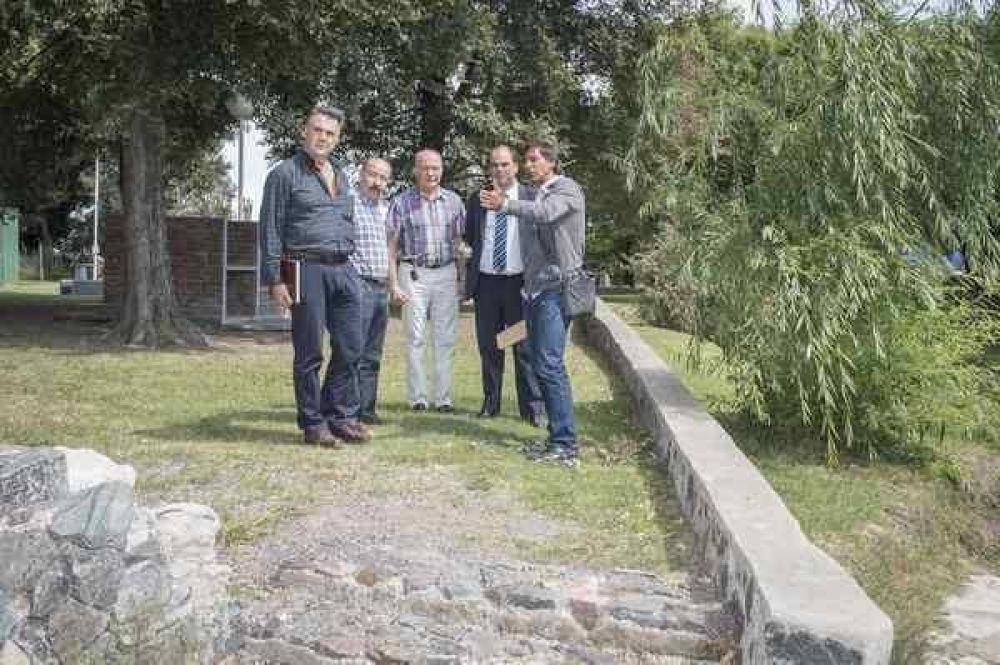 Obras h�dricas: Inza visit� el Club de Remo y se comprometi� a trabajar en conjunto