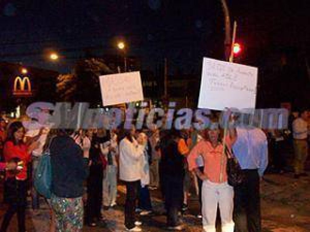 Vecinos de San Fernando realizaron un cacerolazo por el aumento de tasas