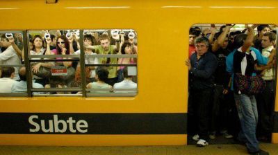 M�s legisladores opositores porte�os pidieron en la Justicia que se frene el aumento del subte