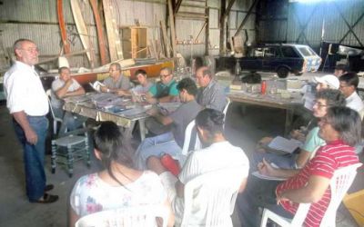 Ense�an a adultos a reparar y crear embarcaciones