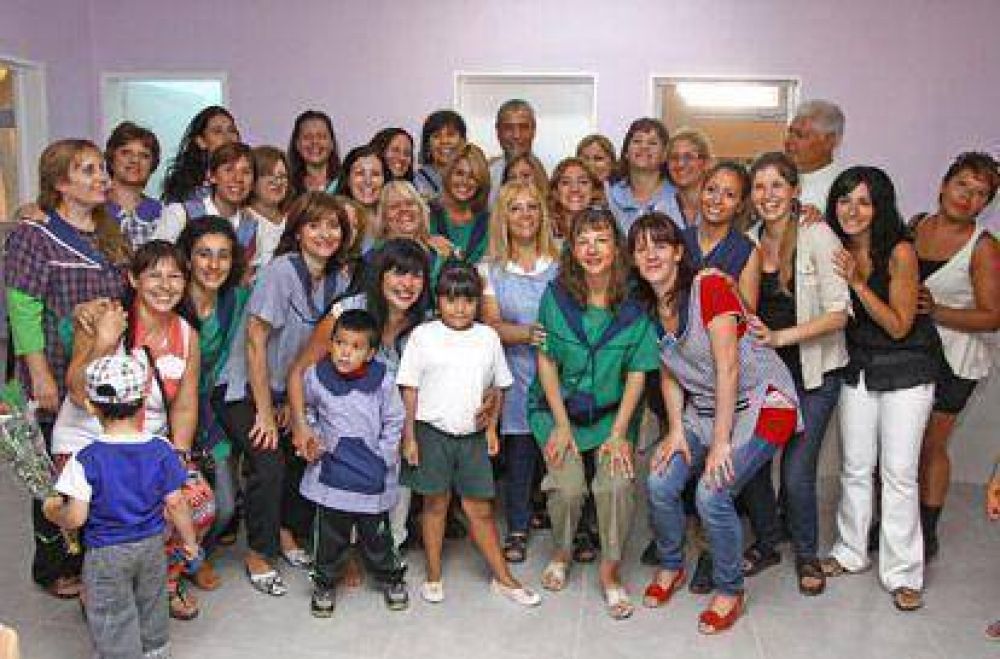 Ferraresi inaugur� obras en jardines de infantes de Villa Corina y Pi�eiro