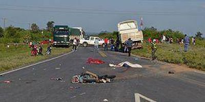 Clorinda: Una moto con cuatro personas provoc� un accidente fatal y hubo 2 muertos