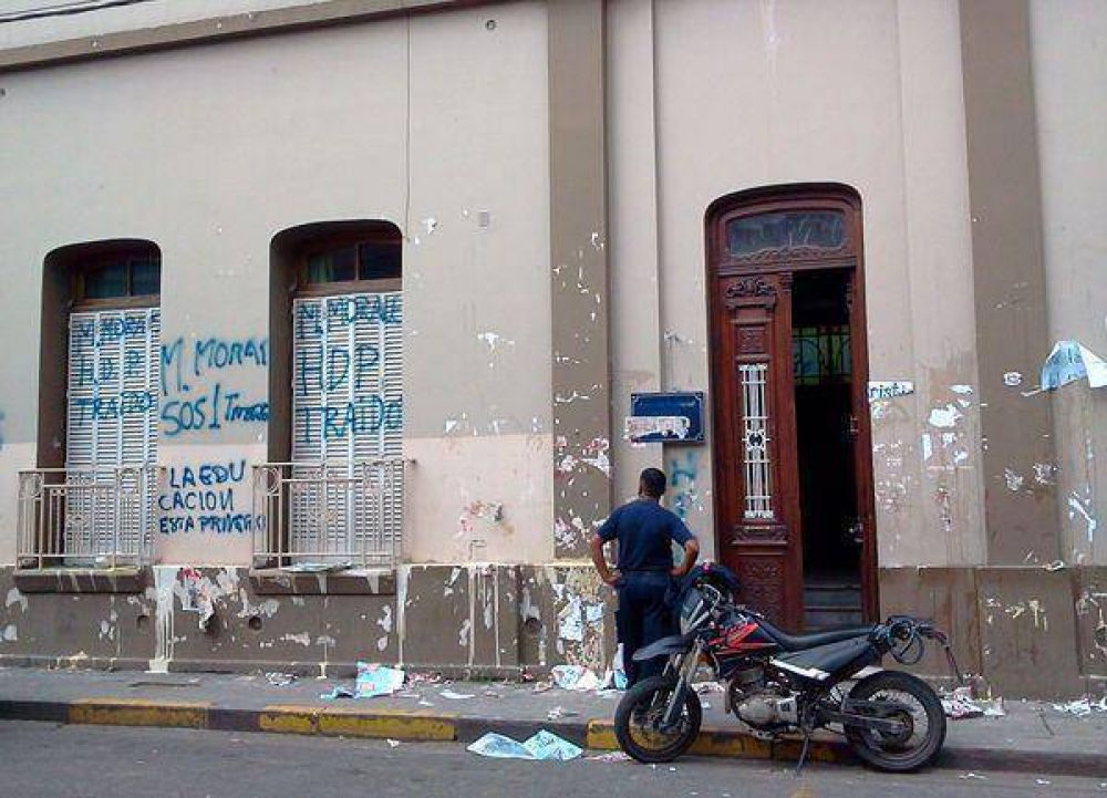 Paro docente: los gremios no acataron la conciliaci�n y escracharon a Miguel Morales