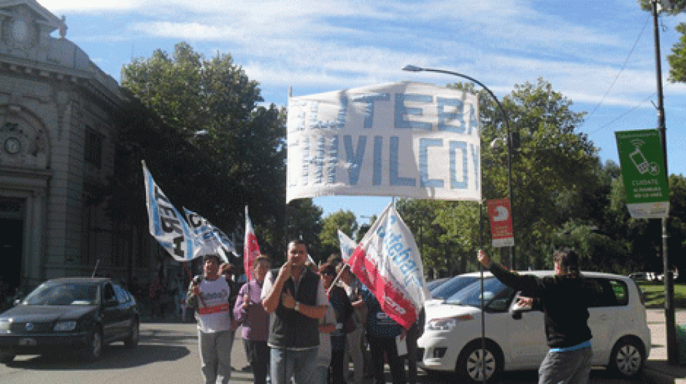 M�s de un centenar de afiliados de SUTEBA marcharon por la plaza principal 