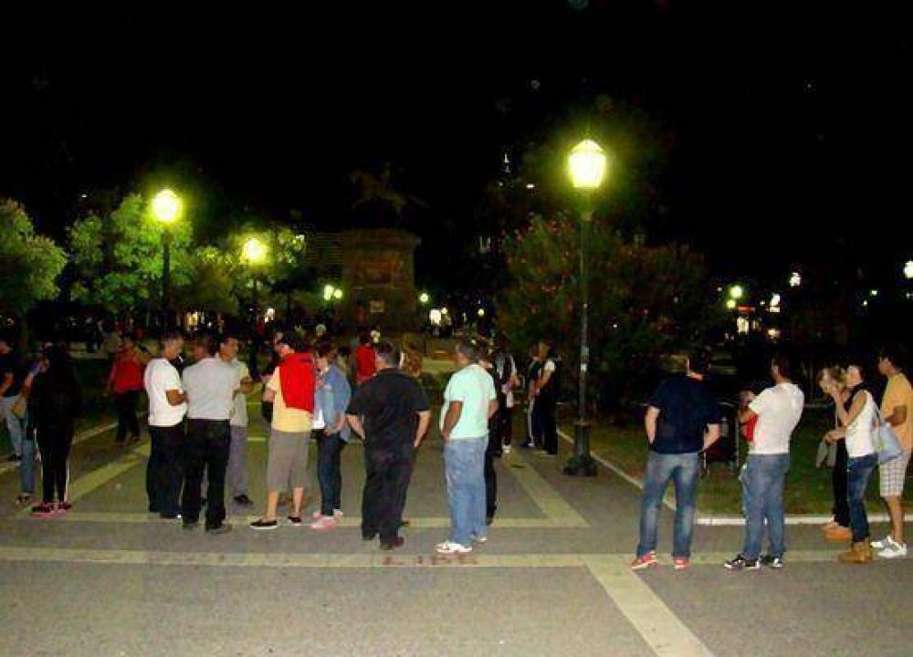 Mujeres de los polic�as reclamaron en el centro de Santa Rosa