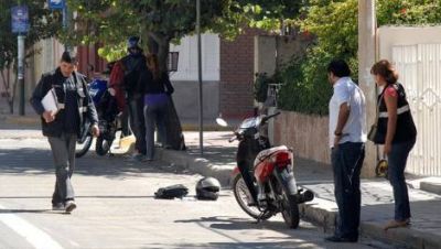 Se descompens�, cay� de la moto y muri�