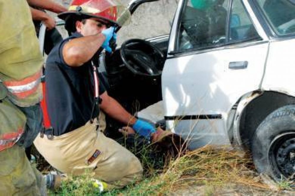 Joven resulta lesionado en un vuelco en el camino Roque Gonz�lez