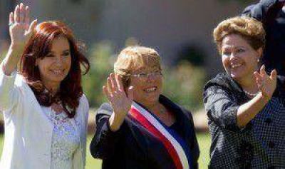 Junto a comitiva de oficialistas y opositores, Cristina particip� de la asunci�n de Bachelet