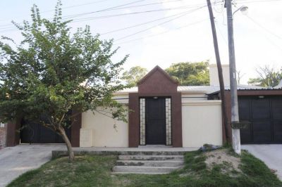 Les robaron y amenazaron con matar a uno de sus hijos