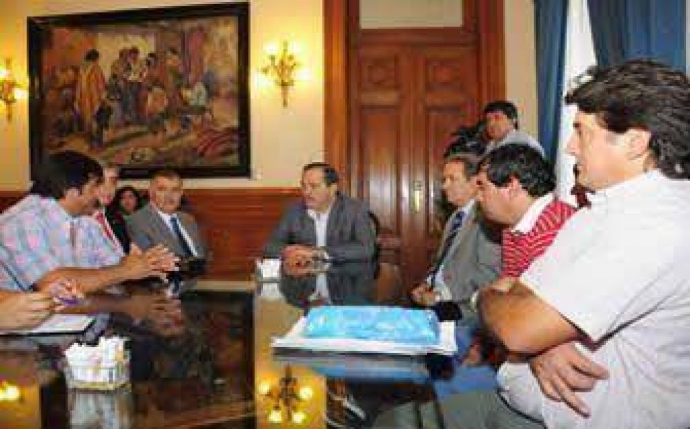 �Queremos garantizar el empleo a los cosecheros del lim�n�, dijo Alperovich